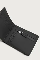 Billetera de acabado engomado en color negro, con cierre de goma elástica vertical.