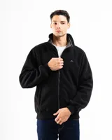 Campera de polar color negro con cierre frontal completo y cuello alto. Presenta puños y cintura elásticos acanalados, bolsillos laterales y un pequeño logo bordado en el pecho. Confeccionada en 100% poliéster.