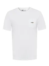 Remera de algodón orgánico y Sorona de la marca RKF, modelo Drake, en color blanco. Presenta cuello redondo, mangas cortas, corte regular y un bolsillo frontal en el pecho adornado con un delicado bordado de pato.