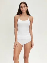 Musculosa blanca de breteles finos, corte ajustado y tejido seamless.