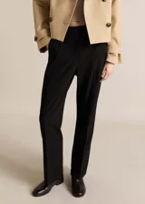 Pantalon de vestir negro de corte recto y tiro medio, con bolsillos laterales y cierre oculto con cremallera y gancho.