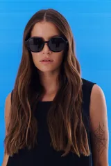 Lentes de sol negros con forma geométrica, con protección UV400 y polarizado.