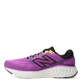 Championes New Balance Running eVOZ, color violeta con detalles en amarillo y negro.