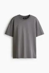 Remera de algodón liviano color gris, con cuello redondo y mangas cortas, de corte estándar y diseño liso.