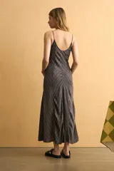 Vestido midi marrón con rayas y efecto lavado, escote en V, tirantes finos y frunce central ajustable con cordón en el delantero.
