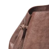 Cartera tipo shopper de gran tamaño, confeccionada en símil cuero con textura granulada. Cuenta con doble asa larga para hombro, cierre de cordones laterales y placa metálica con logo en la parte frontal.