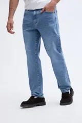 Jean straight de pierna recta y calce definido, color celeste con lavado sutil.