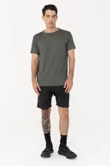 Remera deportiva verde militar de poliéster y elastano, con tecnología Drifit y corte ajustado.