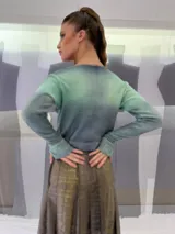 Buzo corto tejido en lana merino teñida artesanalmente, con puños con ojal para el pulgar.