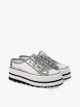 Zapatilla slipper negra cubierta de lentejuelas, con plataforma blanca de 6 cm de altura.