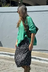 Falda midi de seda sintética con estampado animal print en tonos blanco y negro.