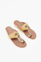 Sandalia de tacón bajo marca Rapsodia, con diseño de dedo y tira ancha sobre el empeine. Presenta bordados coloridos y lentejuelas doradas sobre una base textil dorada. Cuenta con un taco bloque de 3 cm y suela de caucho con grabado decorativo.