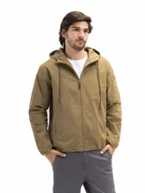 Campera rompevientos de nylon color negro, con capucha ajustable, cierre frontal, bolsillos laterales con cierre y forro interno de red para mayor ventilación.