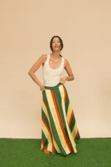 Pollera larga de algodón con rayas verticales en verde, amarillo y naranja.