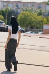 Camiseta entallada de manga corta y cuello redondo, confeccionada en mezcla de algodón con efecto ligeramente desgastado.