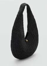 Bolso tipo hobo de diseño ovalado, confeccionado en tejido de fibra de papel trenzado en color negro. Presenta un asa integrada al cuerpo del bolso y un cierre central mediante un botón metálico dorado.