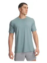 Remera deportiva de manga corta Under Armour, confeccionada en tejido técnico elástico de secado rápido con tecnología infrarroja UA RUSH. Presenta cuello redondo, ajuste ergonómico y bajo con aberturas laterales.
