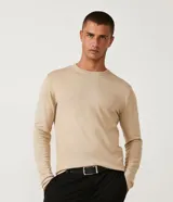 Suéter Request de corte slim, color beige, con cuello redondo y manga larga. Confeccionado en tejido de punto fino de viscosa y poliamida.
