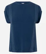 Blusa de manga corta con diseño recto y cuello redondo. Presenta detalles de pespuntes verticales en color contrastante a lo largo del frente y ruedo reforzado.
