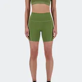 Shorts deportivos de tiro alto color verde oliva, con costuras visibles en contraste y bolsillos laterales.