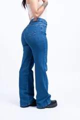 Pantalón de jean azul de corte wide leg.