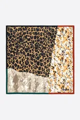 Pañuelo cuadrado de poliéster reciclado con diseño patchwork que combina estampados de animal print en tonos beige, marrón y negro, con bordes a contraste en negro, verde y rojo.
