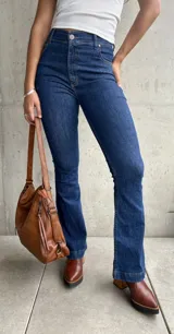 Pantalón de jean azul oscuro, de tiro alto y corte oxford.