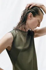 Vestido largo sin mangas de la línea ZW Collection, en color verde militar, con cuello redondo y diseño asimétrico con paneles combinados. Cuenta con una abertura frontal y cierre posterior con cremallera oculta.