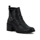 Bota corta de cuero negro con taco cuadrado y tira con hebilla metálica.