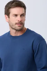 Buzo deportivo de cuello redondo con interior de micropolar y logo bordado al tono en el pecho.