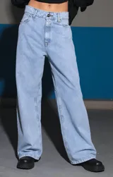 Pantalón de jean celeste con lavado ice, corte oversize y tiro medio alto.