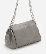 Cartera shoulder mediana Satinato confeccionada en PU gris, con solapa frontal, costuras pespunteadas diagonales y doble asa de cadena metálica plateada.