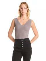Top sin mangas de tejido acanalado con acabado en lurex, color gris. Presenta escote en V tanto en la parte delantera como en la espalda y un ajuste al cuerpo.