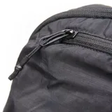 Mochila negra de tela con doble cierre, forro interior textil, múltiples bolsillos exteriores y bolsillo interno con cierre. Tiene dos accesos con cierre y logo de la marca en el frente.