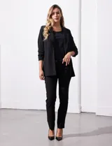 Pantalón largo de gabardina elastizada color celeste, marca Zac & Rachel. Tiene pretina con pasadores, botón y cierre. Delantera con tres bolsillos y trasera con bolsillos ojal.