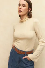 Polera marrón de algodón con cuello alto y mangas largas acampanadas.