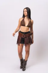 Top de bikini marrón con aro central y tiras finas para atar en el cuello y la espalda.