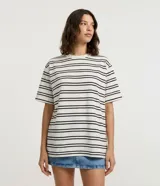 Remera oversized Blue Steel de manga corta y cuello redondo, confeccionada en mezcla de algodón y poliéster, con diseño de rayas horizontales.