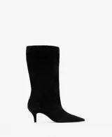 Botas de caña media en color negro, confeccionadas en piel bovina, con punta fina y taco aguja bajo.