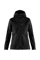 Campera negra con capucha, cierre frontal con botones a presión y bolsillos con solapa.