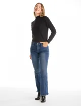 Jean bootcut marca Royalty, color azul medio, con costura vertical decorativa en el frente de cada pierna. Presenta cierre y botón frontal, pasadores para cinturón y bolsillos funcionales.