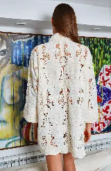 Camisa color crudo de algodón calado con cuello clásico, manga 3/4 y cierre con botones.