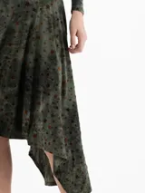 Pollera midi de corte irregular con vuelo, confeccionada en tela de lycra con estampado de estrellas pequeñas. Presenta un canesú ajustado en la cadera.