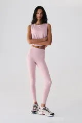 Leggings deportivos de tiro alto con cintura ancha, confeccionados en tejido funcional SoftMove color rosado.