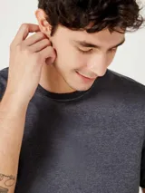 Camiseta marrón de corte recto y mangas cortas.