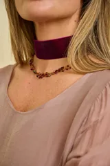 Choker ancho de terciopelo bordó, de diseño liso y ajuste cómodo al cuello.