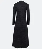 Vestido midi gris oscuro de manga larga, con cuello redondo y falda acampanada con recortes.