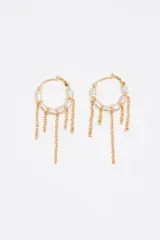 Aros tipo argolla dorados con cuentas de perlas y delicadas cadenas colgantes.