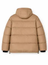 Campera puffer azul oscuro con capucha, cierre frontal con botones a presión, bolsillos laterales con solapa y puños elásticos.