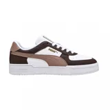Championes Puma modelo CA Pro Classic II, con diseño de corte bajo. Presentan una combinación de colores blanco, marrón oscuro y detalles en tono tostado. Cuentan con el logo de la marca en dorado en el lateral y en la lengüeta, y una suela de plataforma blanca.